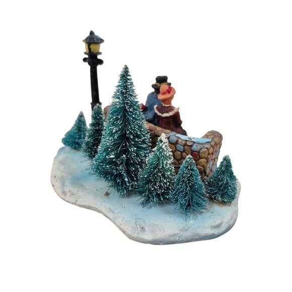 Holiday Time Christmas Village Couple On Bench With Lamp Post Scene Boxed Resin - Picture 5 of 10
